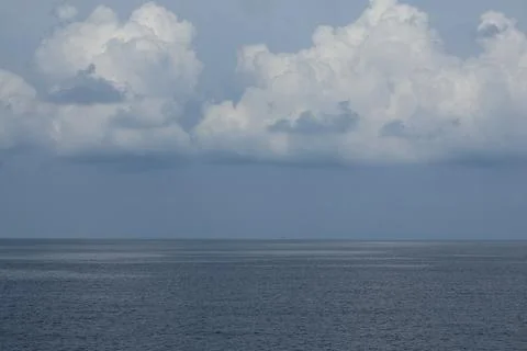 Dramatic Cumulus Clouds Above Calm Ocean Horizons Foto stock