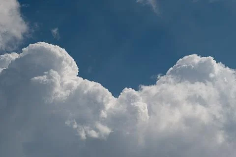 Dramatic cumulus clouds against deep blue sky Foto stock