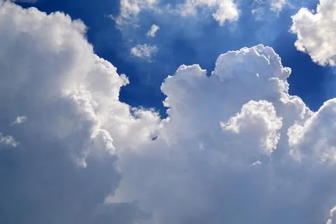 Dramatic Cumulus Clouds in Blue Sky Foto stock