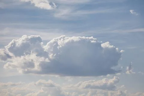 Dramatic cumulus clouds fill the sky on a bright, clear day Stock-Fotos