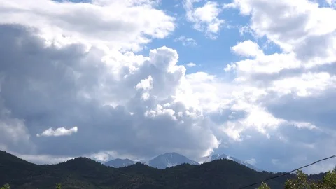 Dramatic Cumulus clouds form over snowcapped mountain Vidéo 118779915
