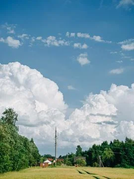 Dramatic Cumulus Clouds Over Rural Countryside Landscape Under Blue Sky Foto stock