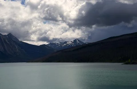 Dramatic Cumulus Clouds Swirling Above a Remote Glacial Lake Vista Stock-Fotos