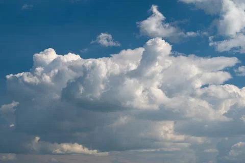 Dramatic cumulus cloudscape against blue sky Stockfoto's
