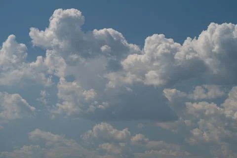 Dramatic cumulus cloudscape against blue sky Stockfoto's