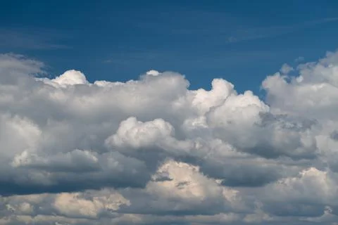 Dramatic cumulus cloudscape over blue sky Stockfoto's