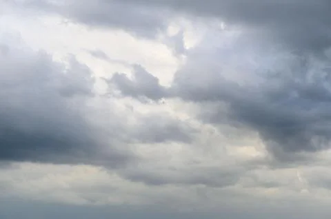 Dramatic cumulus cloudscape under overcast sky Stockfoto's