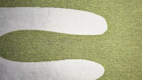 Dramatic curving white sand bunkers on lush green golf fairway in serene mini Stock-Fotos