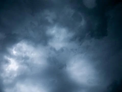 Dramatic Dark Blue Stormy Sky with Heavy Clouds Before Rain, Moody Monsoon .. Foto stock