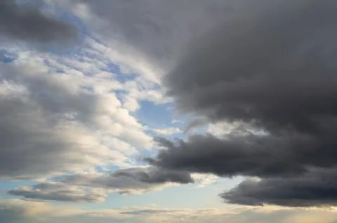 Dramatic dark cloud and stormy cloudy sky before storm Foto stock