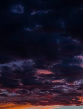 Dramatic dark clouds at colorful sunset sky Foto stock
