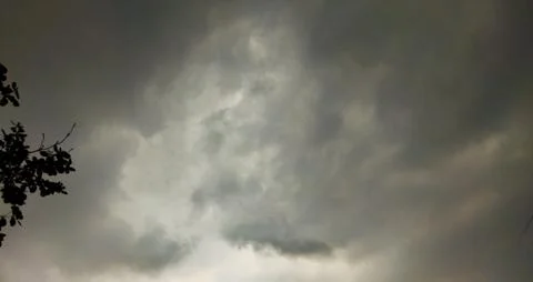 Dramatic Dark Storm Clouds and Overcast Sky Before Heavy Rain Stockfoto's