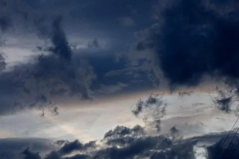 Dramatic dark storm clouds gathering in the sky at dusk Foto stock