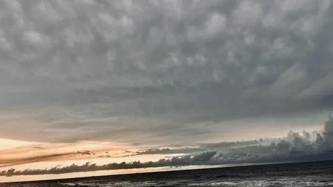 Dramatic Dark Stormy Clouds Hanging Over Evening Sea Foto stock