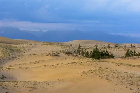 Dramatic desert dunes under sunbeams and cloudy sky Foto stock