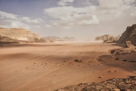 Dramatic desert landscape at Wadi Rum in Jordan with clouds rolling in through Foto stock