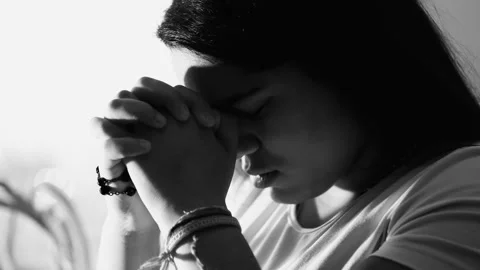 Dramatic Devotion of young woman Praying to God in monochrome black and whi.. Vídeos de archivo 253305980