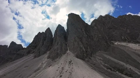 Dramatic Dolomites Ridge Under Shifting Clouds, Steep Talus Apron, Stark Rock Vídeo Stock 324636971