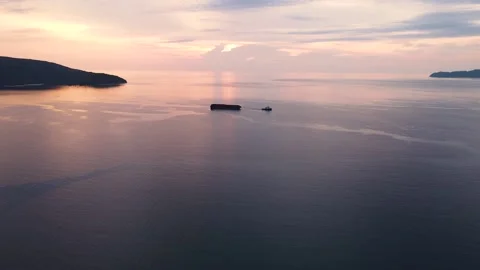 Dramatic Drone Footage of Sunset Tugboat Activity Stockbeeldmateriaal 230114997