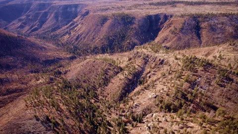 Dramatic drone shot of Canyon and scrublands in northern New Mexico 库存影片 332621341