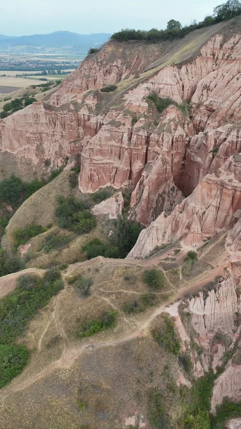Dramatic Drone Shot of Jagged Red Rock Formations Vídeos de archivo 314235223