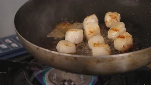 Dramatic effect of flambe cooking process, liquor poured over the food in 스톡 동영상 170060839