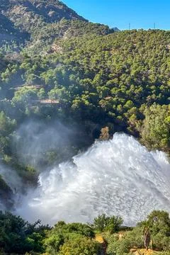 Dramatic emergency water release cascading from a reservoir Stockfoto's