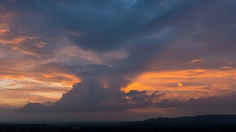 Dramatic evening cloudscape - cumulonimbus timelapse 库存影片 128175538