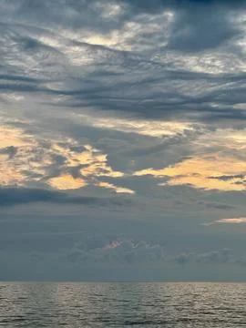 Dramatic Evening Sky Above Ocean Horizon Foto stock