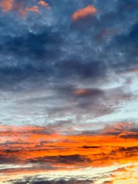 Dramatic Fiery Sunset Sky with Dark Storm Clouds Background Foto stock
