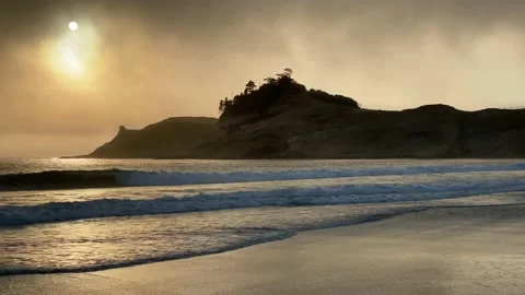Dramatic fog and moody sky with waves crashing on the Oregon Coast Stock Footage 171898456