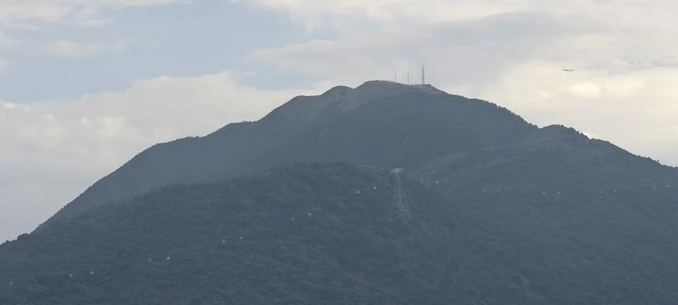 A dramatic forested mountain landscape featuring multiple peaks 库存照片