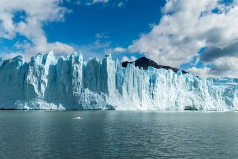 Dramatic glacial wall and icebergs, a breathtaking natural wonder Foto stock