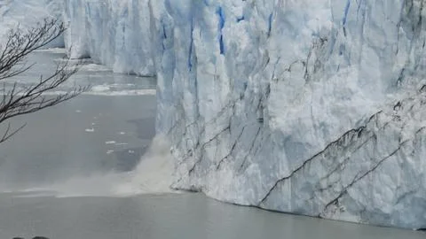 Dramatic Glacier Ice Collapse into Sea Caught on Video Foto stock