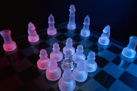 Dramatic glass chess set with red and blue lighting symbolizing oppression, inti Stock-Fotos