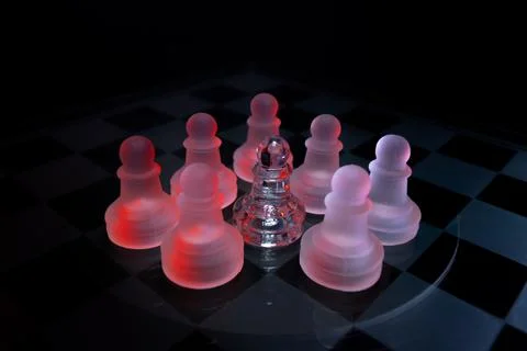  Dramatic glass chess set with red lighting symbolizing oppression, intimidación Stock-Fotos
