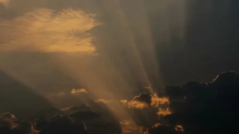 Dramatic God Rays in this Sunrise Time-lapse. Stock Footage 138267610