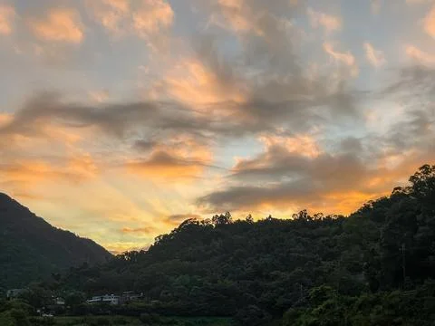 Dramatic Golden Dawn Sky with Clouds Over Mountains in Wulai, Taiwan. Stock-Fotos