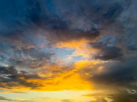 Dramatic Golden Hour Sky With Dark Clouds Stockfoto's