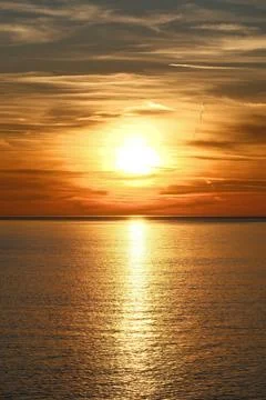 Dramatic Golden Sunset over the Black Sea. Beautiful sunset over the sea. Fotos de archivo