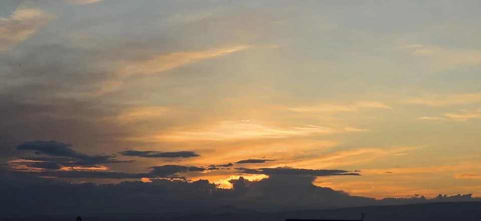Dramatic Golden Sunset With Storm Clouds Stockfoto's