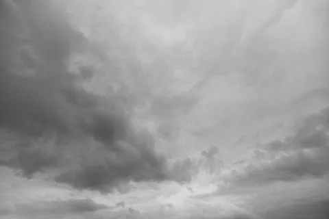 Dramatic Grey Clouds Form an Overcast Sky That Creates a Unique Atmosphere and M Stockfoto's