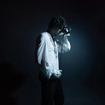 A dramatic hero with a sword in his hands, suffering from defeat and injury, Foto stock