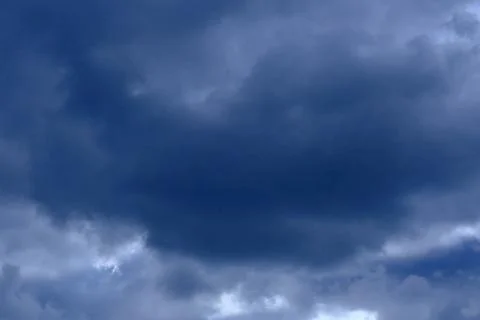 Dramatic high deep blue sky with fluffy clouds, cloudscape in stormy weather 库存照片