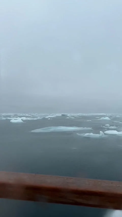 Dramatic Iceberg Drift Along Greenland’s Coast Vídeo Stock 305618727
