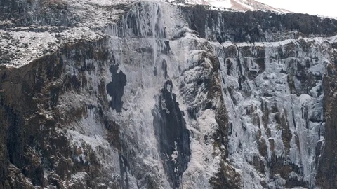 Dramatic icelandic landscape with snow covered mountains with frozen warefall. Stock-Footage 86808290