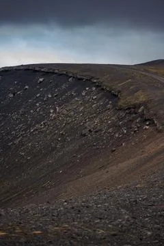 Dramatic Icelandic volcanic crater featuring stark black lava rock formations 库存照片