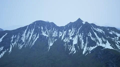 Dramatic landscape of peaks of the high Caucasus mountains and white snow Illustrazione stock