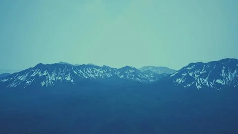 Dramatic landscape of peaks of the high Caucasus mountains and white snow Illustrazione stock