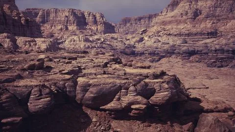Dramatic landscape showcasing rugged terrain and rocky formations in desert Illustrazione stock